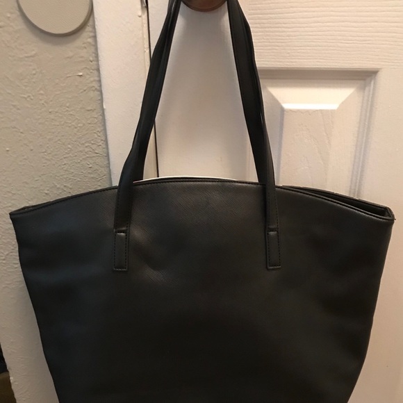 SOLD! Kenneth Cole large tote. - Picture 2 of 3